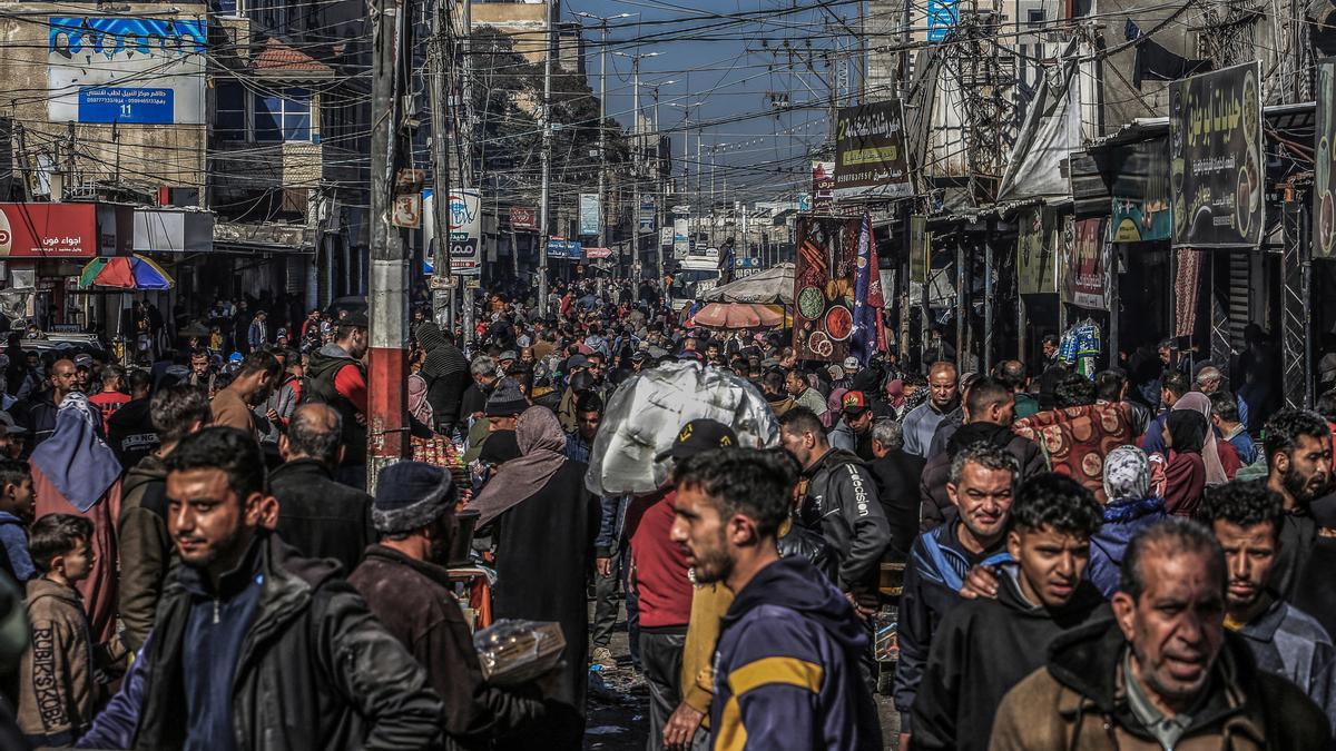 Archivo - Palestinos en un mercado en la ciudad de Rafá, en el sur de la Franja de Gaza (archivo)