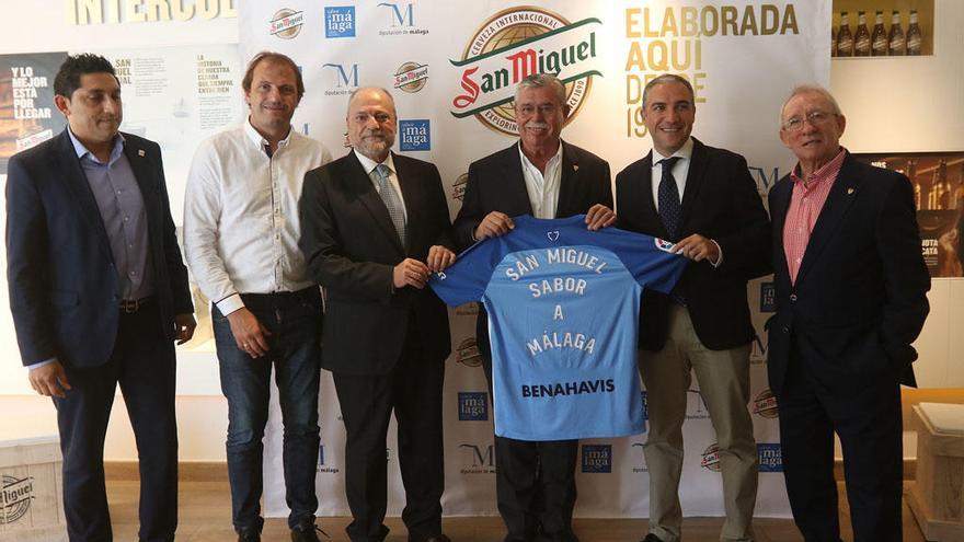 Foto de familia con Bendodo, Huesa y una delegación del Málaga CF, entre otros.