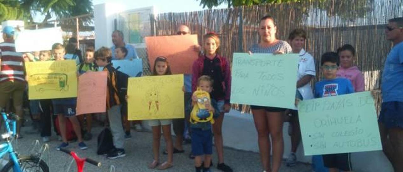 Imagen de archivo de las protestas en Orihuela Costa para pedir el servicio de transporte escolar.