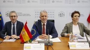 El ministro de Política Territorial, Ángel Víctor Torres (c), durante la reunión del comité preparatorio de la Conferencia de Presidentes, este miércoles en Madrid.