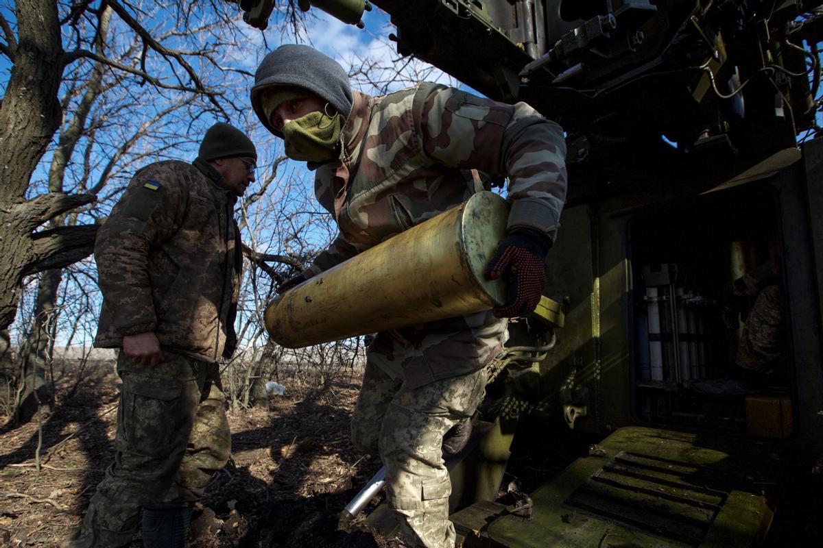 Dos soldados en la ciudad de Bajmut, en el este de Ucrania.