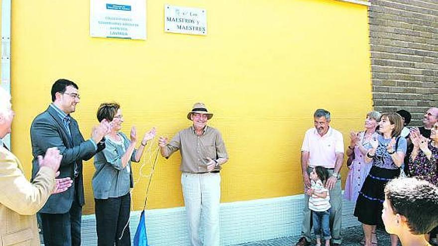 Adrián Barbón, Yolanda Pandiella y José Adolfo Flórez descubren la placa de la calle Los Maestros y Maestres.