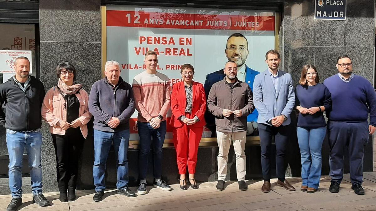 Benlloch con Escrig (centro), coordinadora de campaña del PSPV-PSOE, y parte de los integrantes de la candidatura en Vila-real.