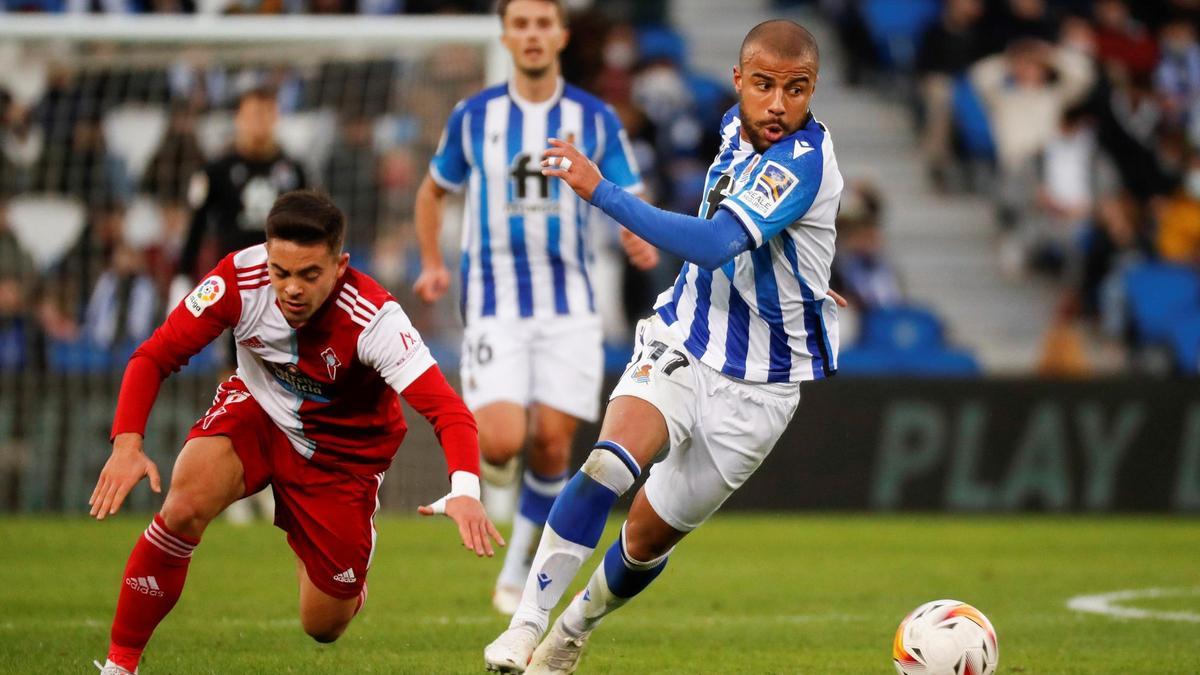 Segundo gol de la Real Sociedad, posteriormente anulado por el VAR durante el partido de LaLiga ante el Celta que se disputó en el Reale Arena. EFE/ Juan Herrero