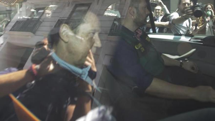 Zaplana en un coche de la Guardia Civil, el día que fue detenido.