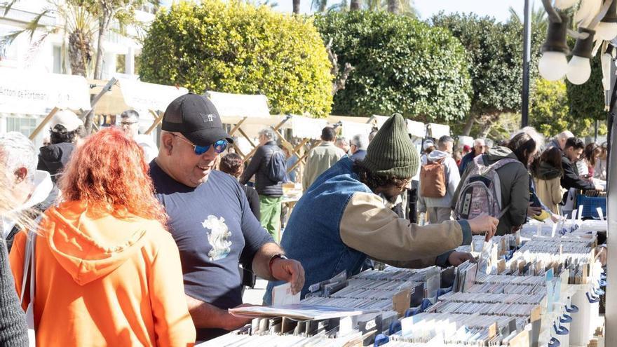 Vinilos, CDs, DVDs, camisetas, pósters, vecinos y sonrisas: empieza la octava feria del disco de Ibiza