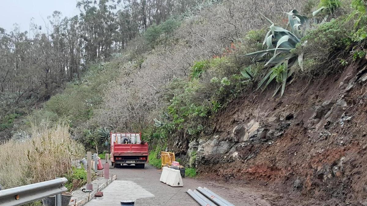 Trabajos de limpieza tras la borrasca en la carretera que va desde Arbejales a Pino Santo.