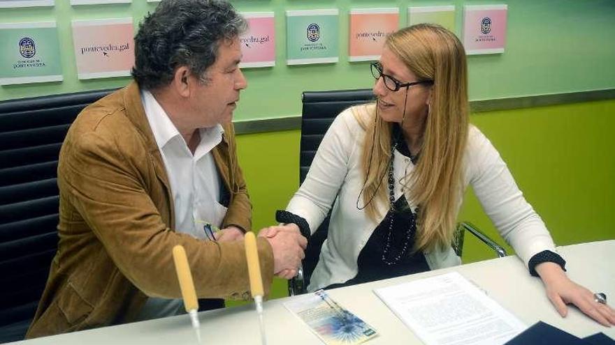 Lores y Rodríguez se saludan tras la firma del convenio. // R. Vázquez