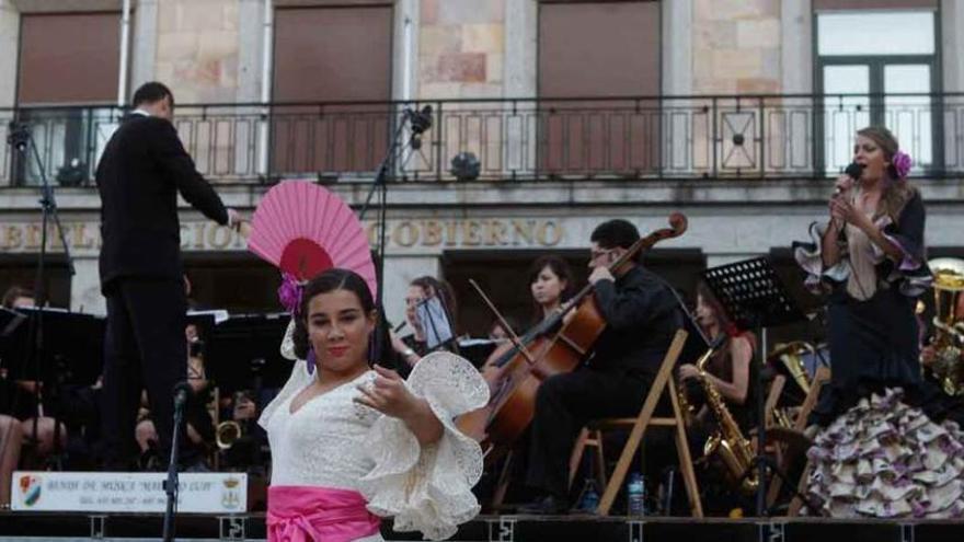 Un momento de la actuación de la Banda del Maestro Lupi en la plaza de la Constitución.