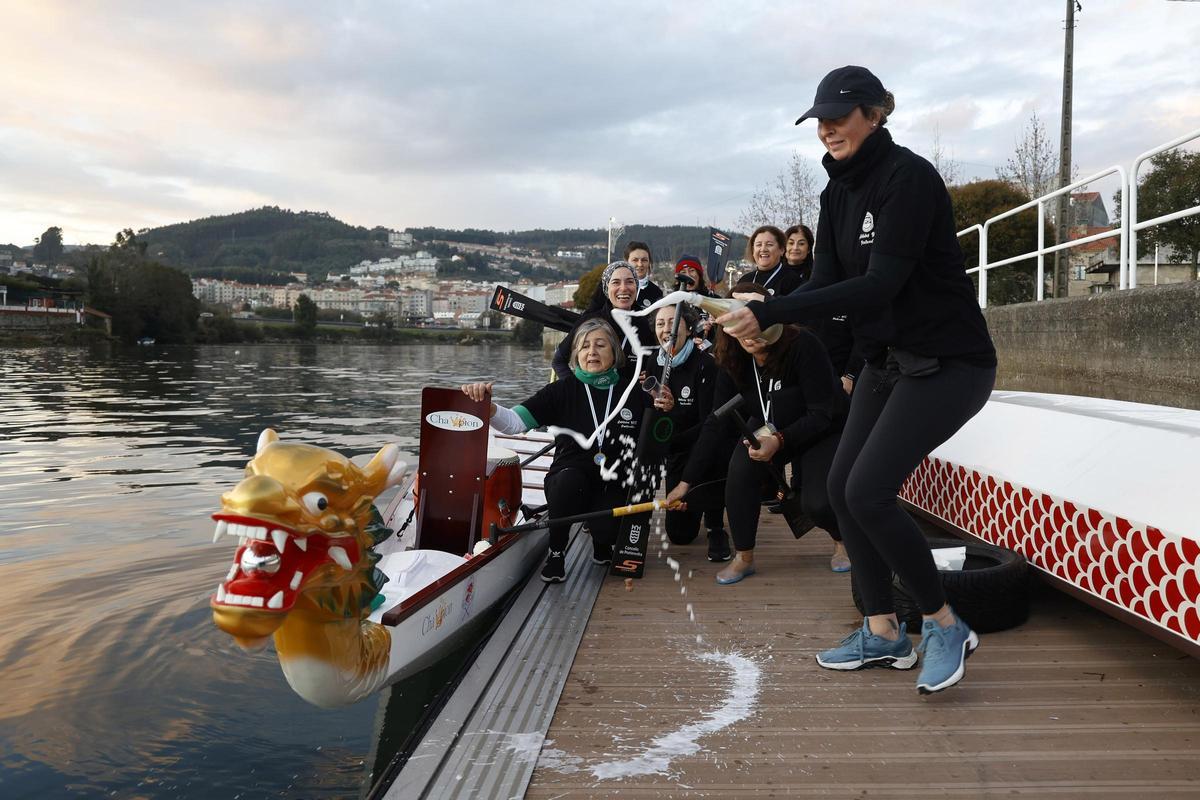 En el acto se botó el nuevo barco de dragon boat donado por el Concello a las Libélulas.