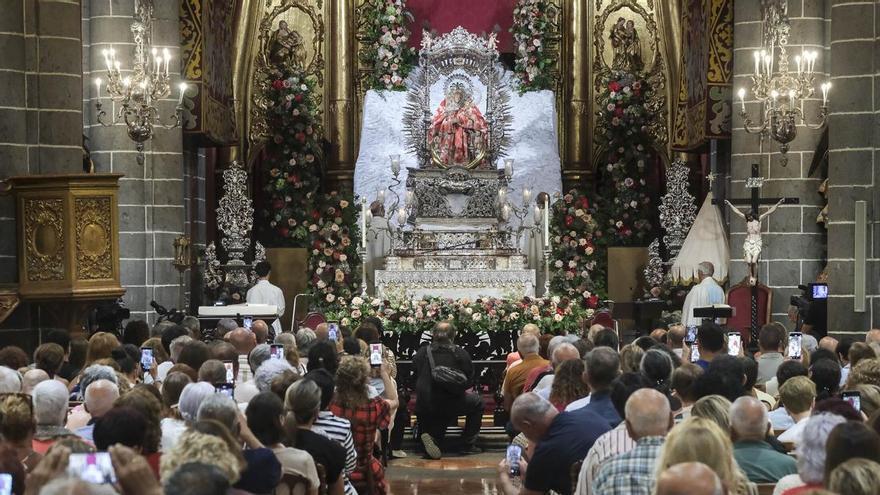La bajada de la virgen del Pino desborda la iglesia y las calles de Teror: el templo amplía aforo para acoger a casi 500 fieles entre abanicos y emoción