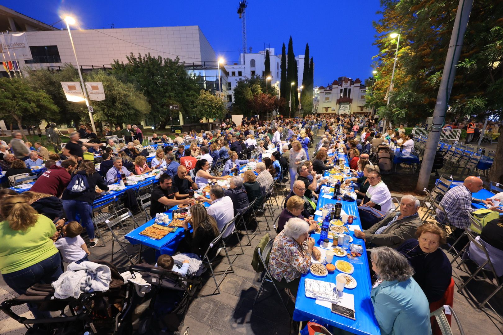 Búscate en la galería de fotos del 'sopar de pa i porta' en las fiestas de Almassora