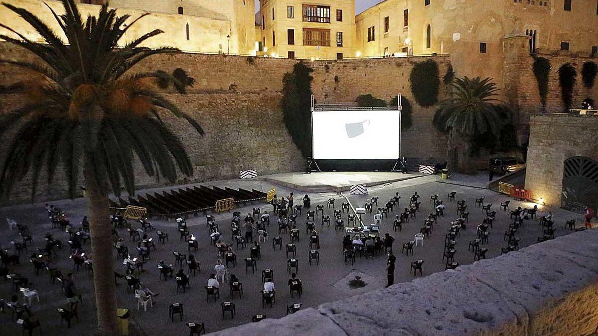 Primera proyección de Cinema a la fresca en ses Voltes, ayer.