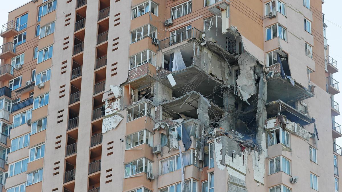 Edificio de apartamentos dañado por un reciente bombardeo en Kiev, Ucrania, el 26 de febrero de 2022.
