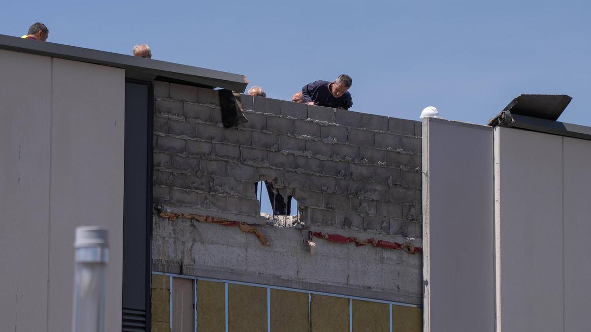 Muere una persona tras caerle un panel de hormigón en una tienda de Via Sabadell