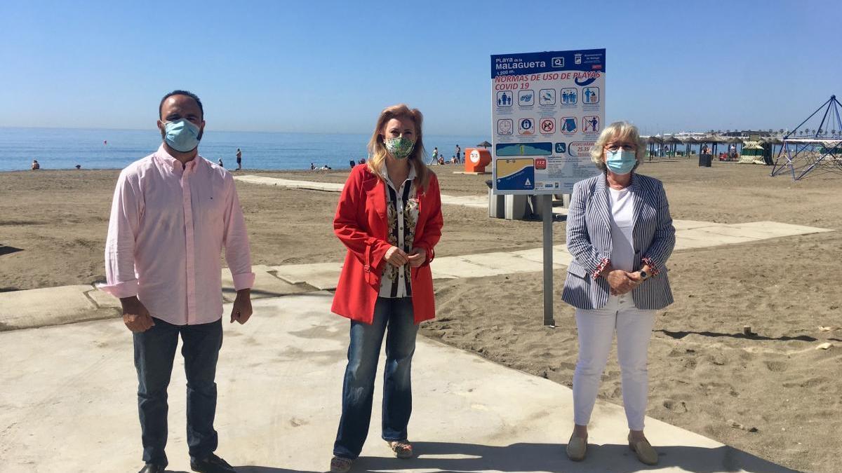 Los diputados del PP Mario Cortés y Carolina España, junto a la edil Teresa Porras en La Malagueta.