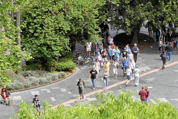 Wegkreuz, Treffpunkt, Schlafgelegenheit, Tanzparkett: Die Plaça d'Espanya ist das Herz Palmas. Ein Tag auf einem Platz im Wandel.