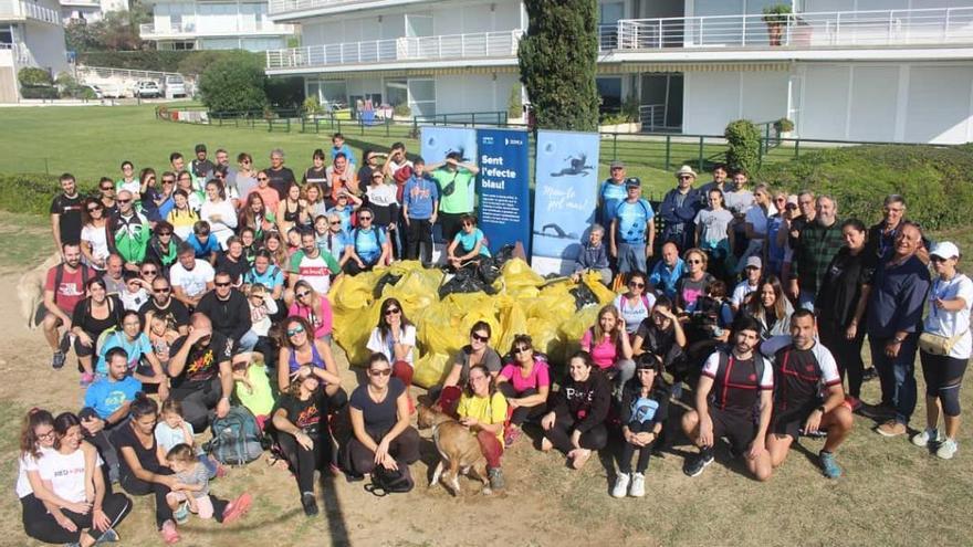 Un grup de voluntaris recull 560 quilos de brossa de la platja de l&#039;Almadrava