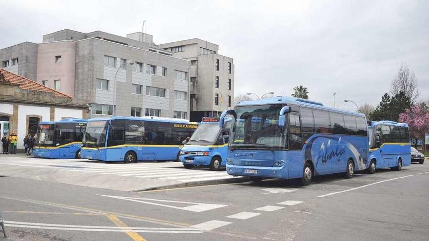 La saturada parada de autobuses de O Cavadelo. // Iñaki Abella