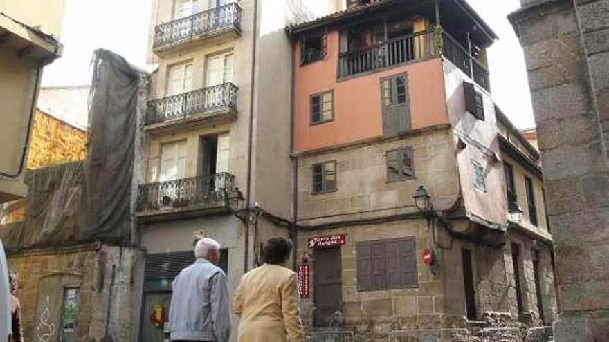 Un incendio arrasa de madrugada una planta de un restaurante en Ourense