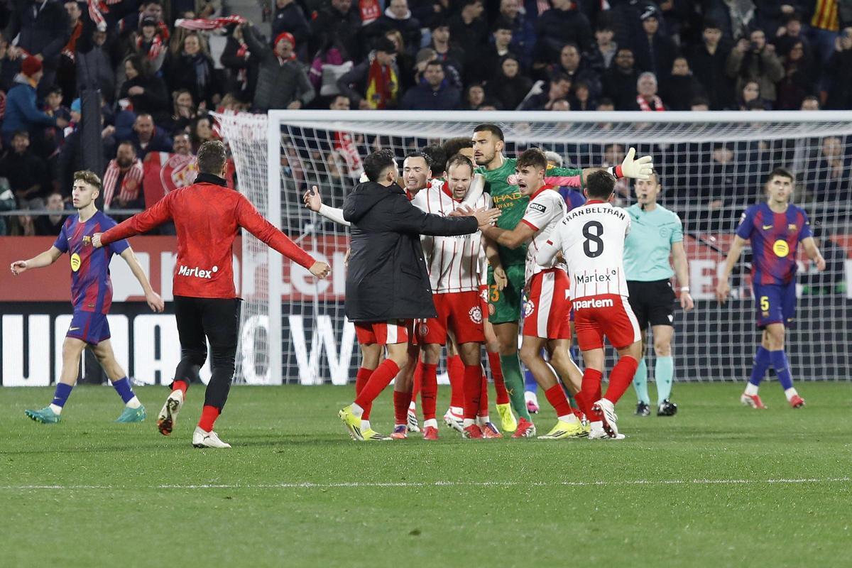 Els jugadors del Girona celebren la victòria contra el Barça en el darrer partit a l'estadi