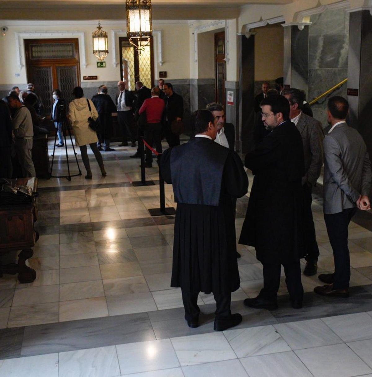 Vestíbulo de la Audiencia de Zamora antes de un juicio.  | ARCHIVO