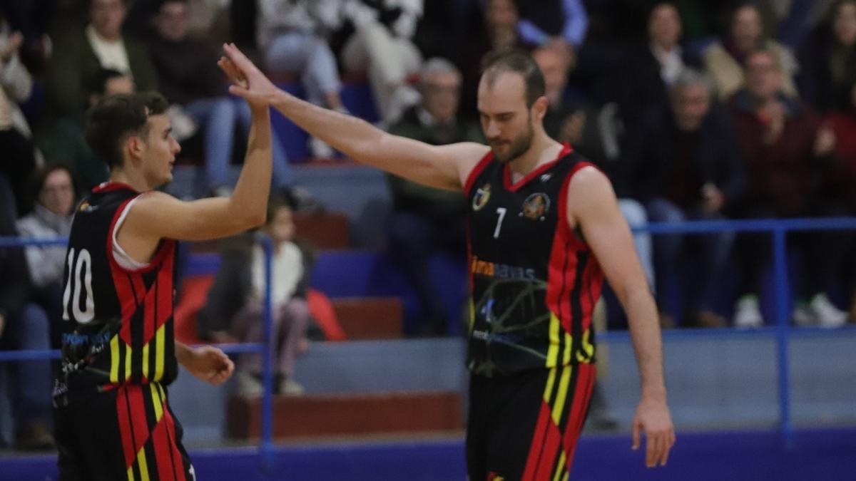 Roger Sanahuja y Arturo López se felicitan tras una canasta del Peñarroya en el derbi frente al Maristas.