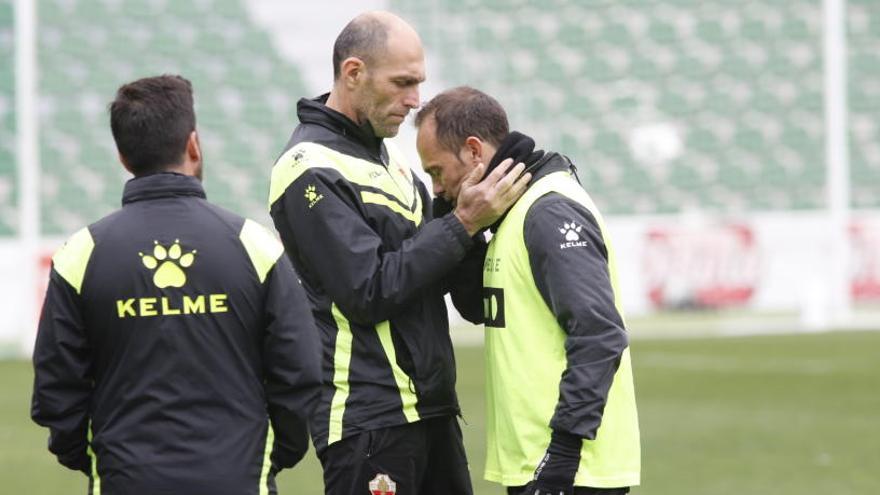 Nino, junto al doctor César Quesada, tras recibir un golpe en el cuello