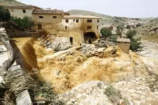 La presa romana de Almonacid de la Cuba, sobrepasada por la crecida del río Aguasvivas
