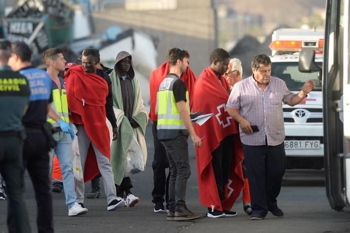 Mogán. Llegada patera Arguineguín.  | 18/12/2019 | Fotógrafo: José Carlos Guerra