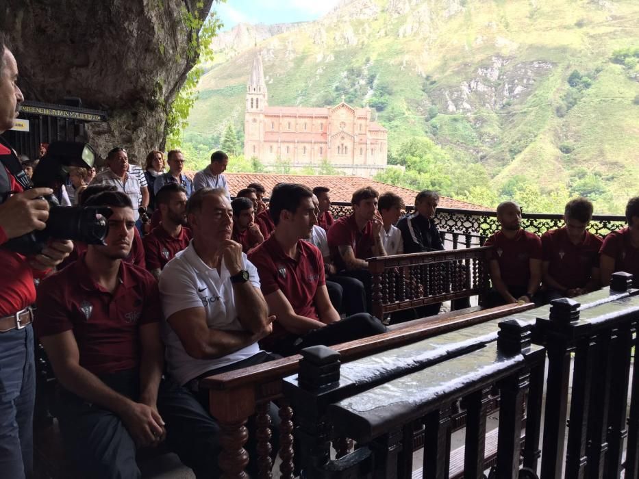 Visita de la plantilla sportinguista a Covadonga.