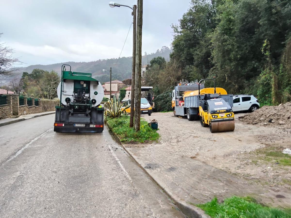 Llanes habilita reductores de velocidad y una acera en Pendueles