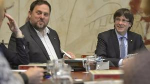 El ’president’ Carles Puigdemont y el vicepresidente Oriol Junqueras, durante la reunión del Govern.