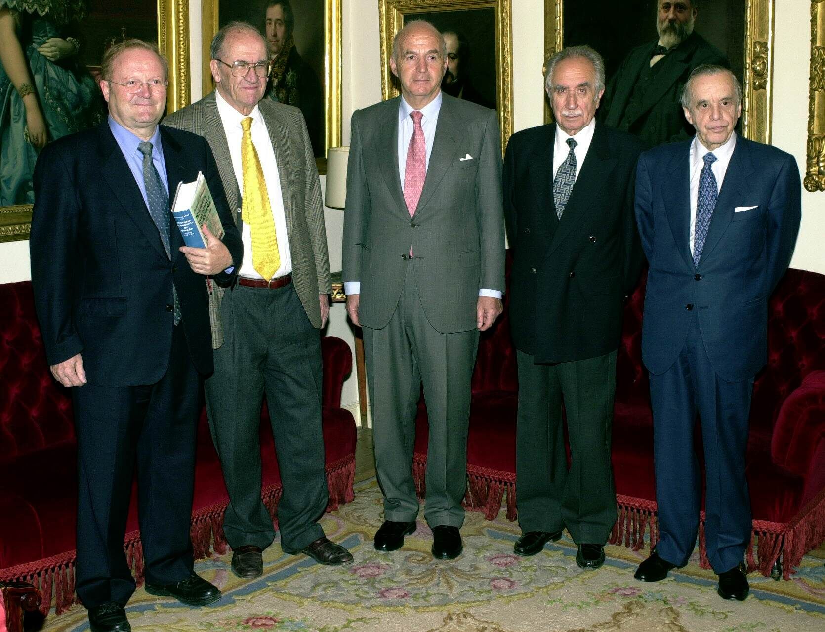 Muere Juan Velarde: la vida en imágenes del reputado economista asturiano