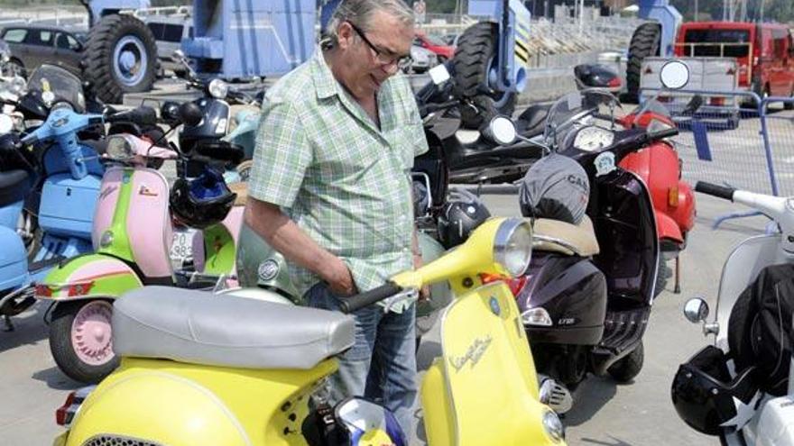 Un aficionado en la primera edición de la Vespa Raiada