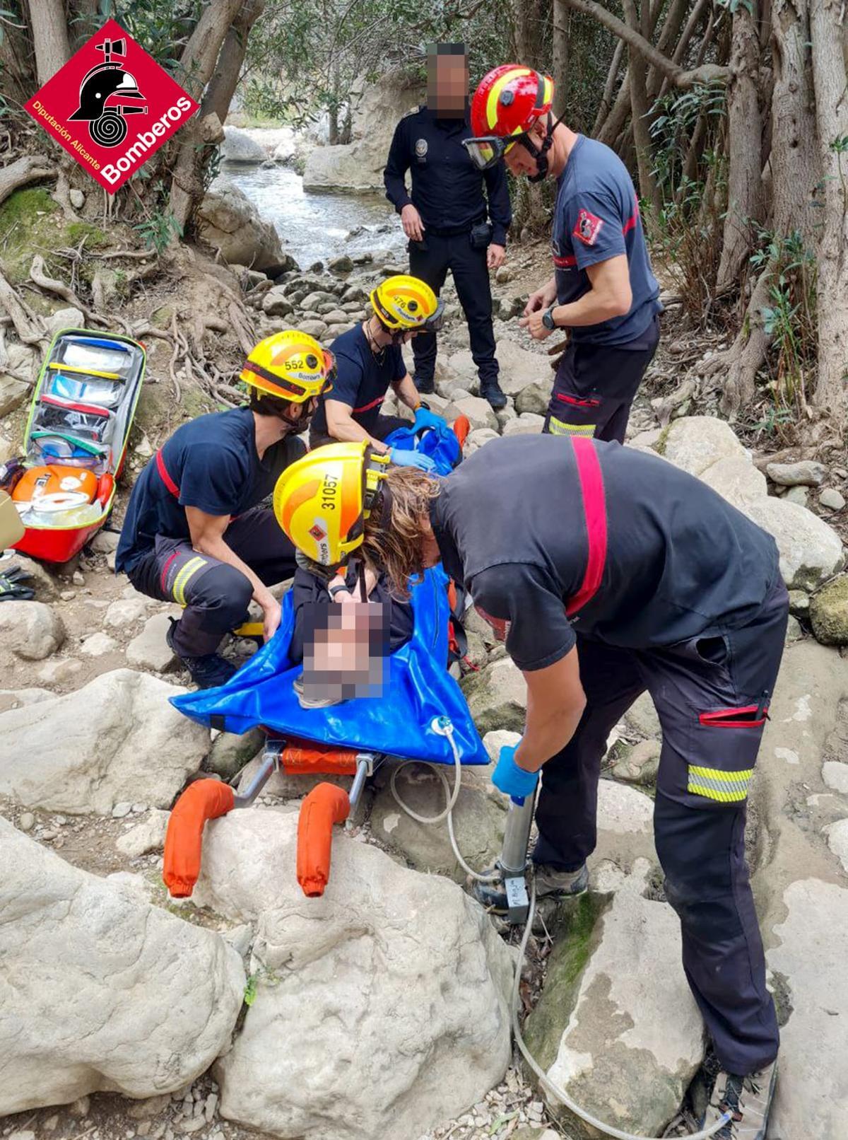 Bomberos rescatan a una mujer en las Fuentes del Algar