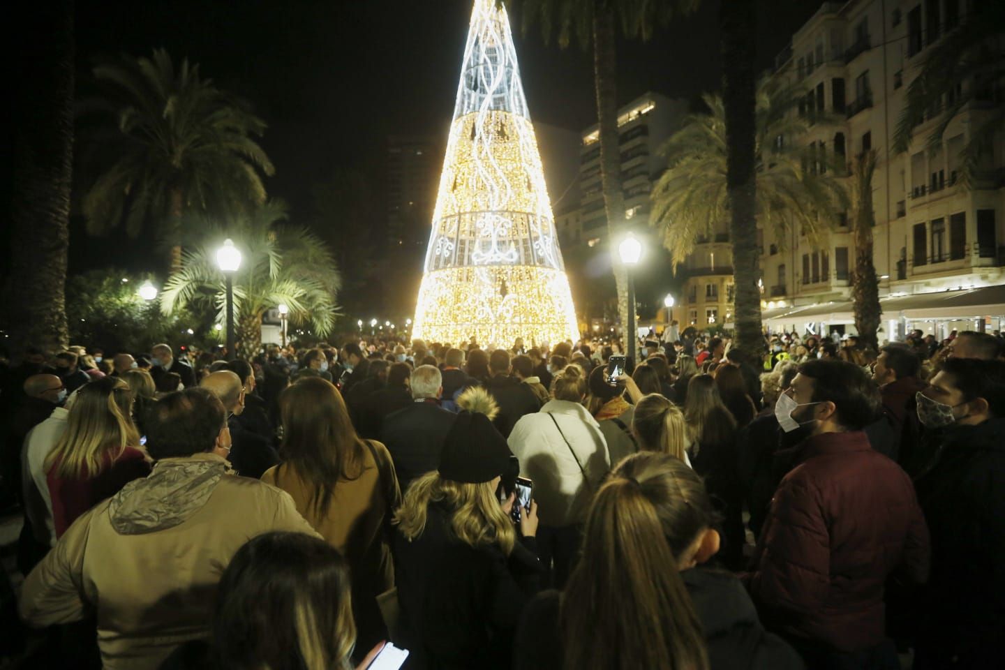 La iluminación navideña ya luce en Alicante con dos millones de leds