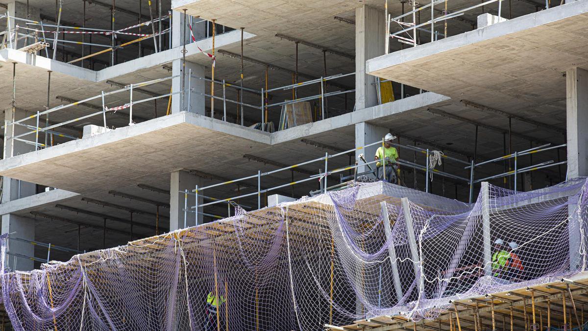 Trabajos de construcción de un edificio en Alicante.