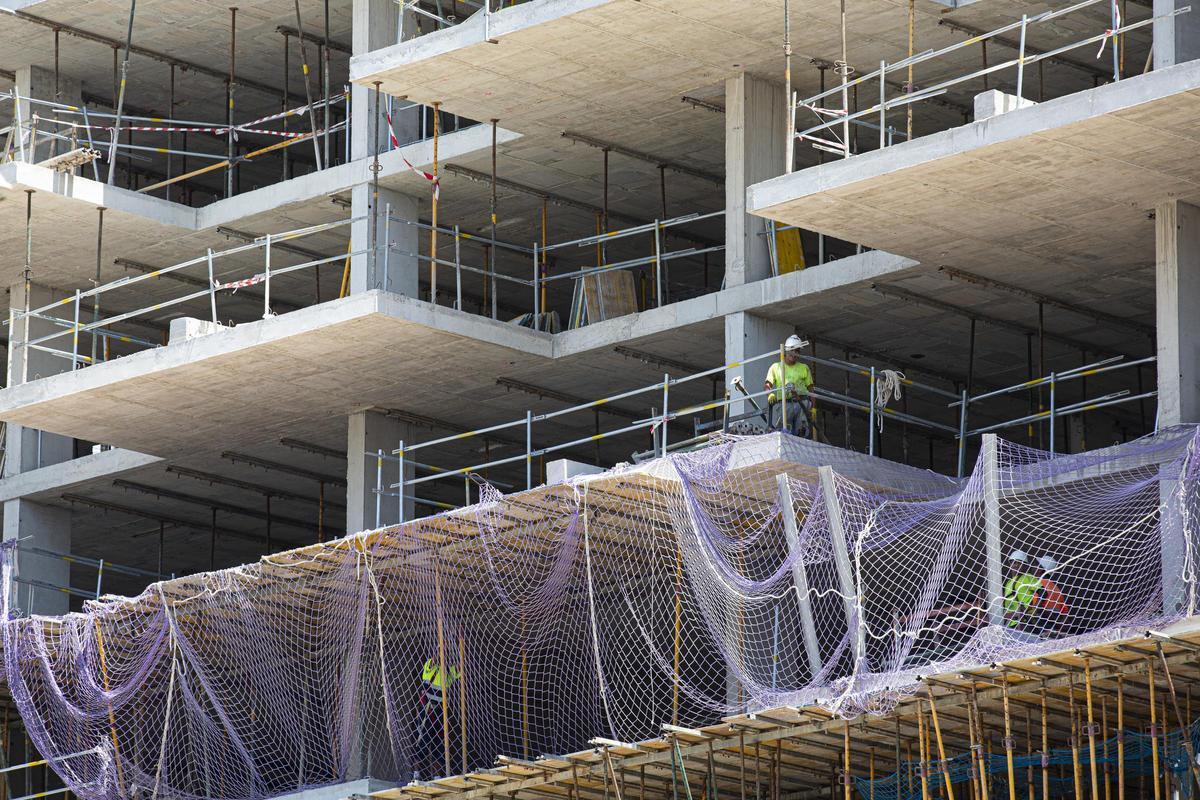 Trabajos de construcción de un edificio en Alicante.