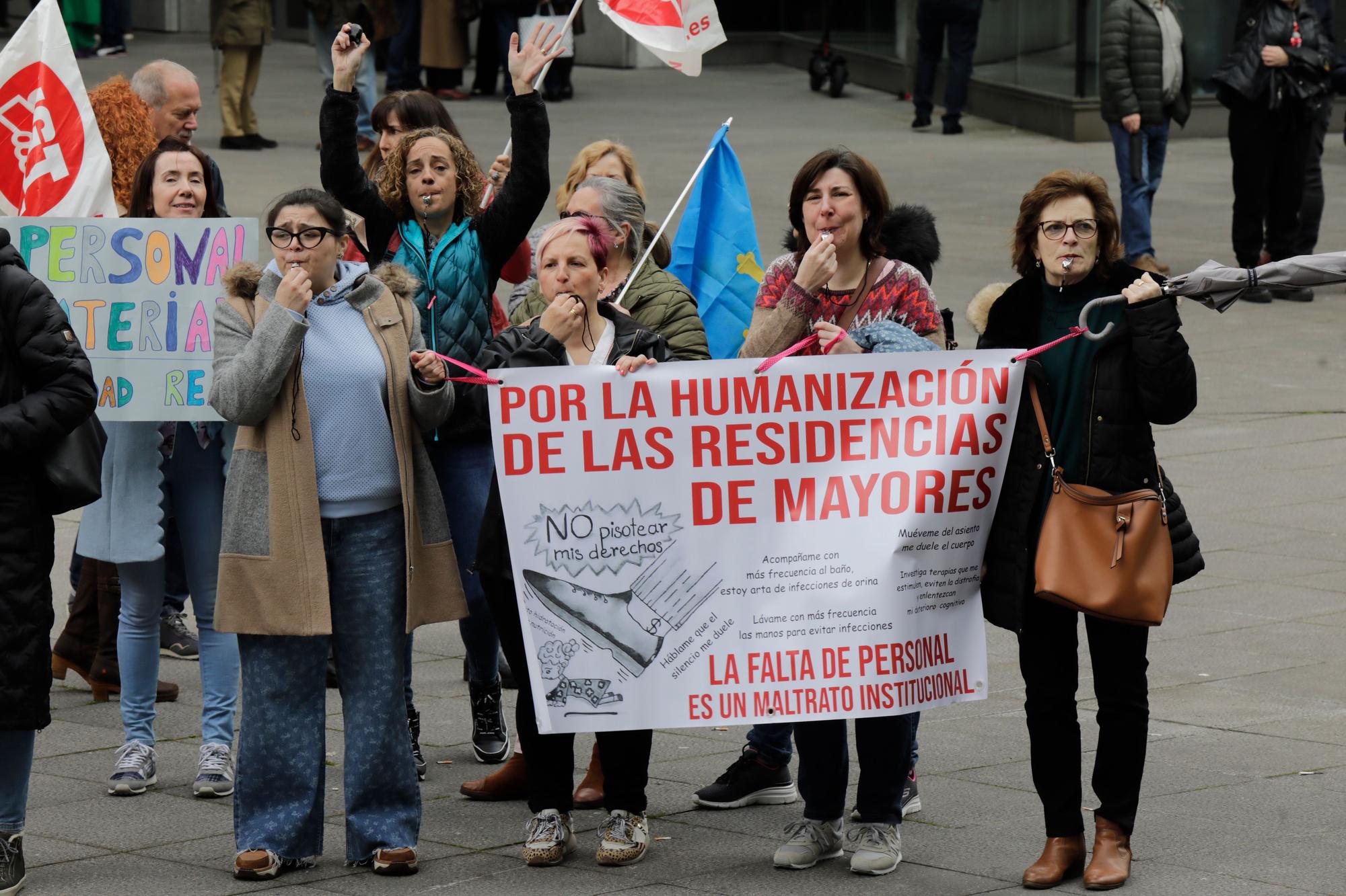 En imágenes: Multitudinaria protesta de los trabajadores del ERA: "Nuestras vacaciones no son un trueque electoral"