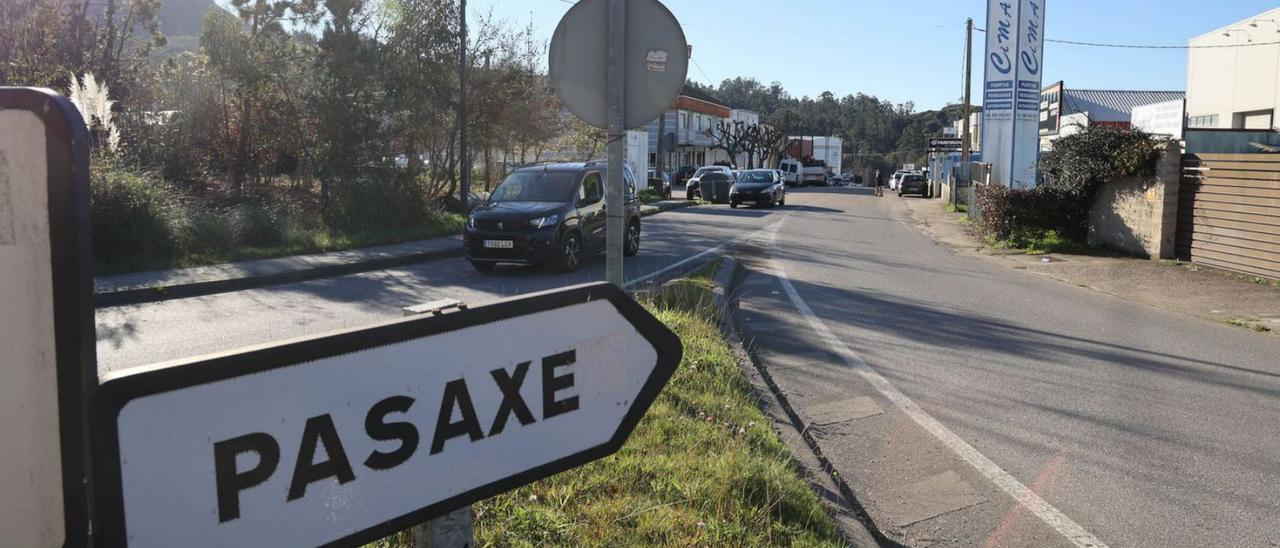 Uno de los accesos al polígono industrial de A Pasaxe, en la parroquia de Vincios. |   // ALBA VILLAR