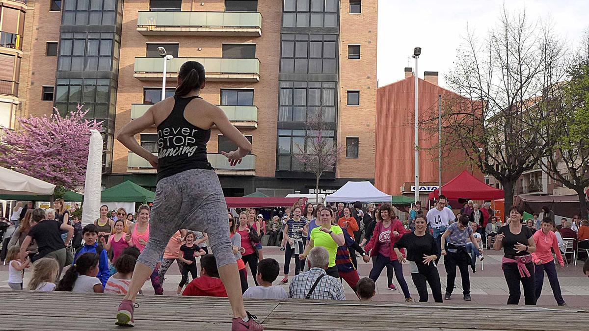 Activitat de dansa a l'aire lliure a la plaça Catalunya de Manresa en una celebració anterior de la festa de Sant Jordi