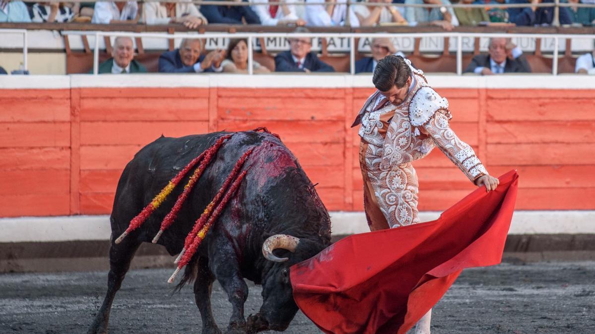 El diestro de La Puebla en un natural al primero de su lote.