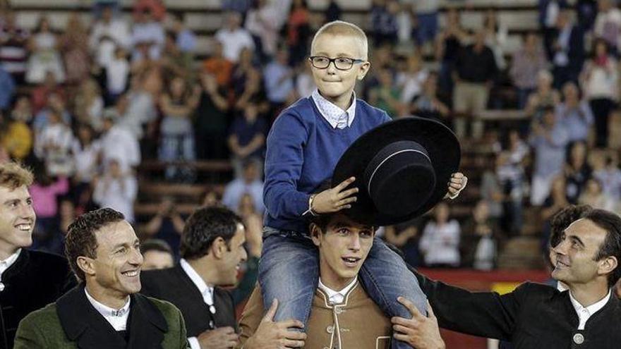 Encausados 3 tuiteros por desear la muerte a Adrián, el niño torero