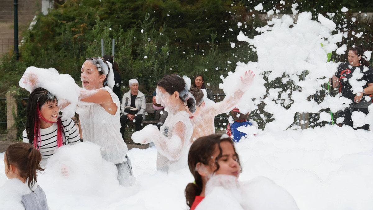 Niños disfrutando en una fiesta de la espuma.
