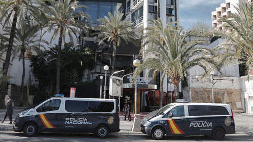 Furgones policiales en el exterior de la discoteca.