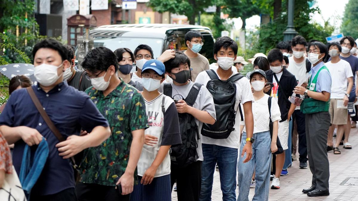 Jóvenes hacen cola para vacunarse en Shibuya (Tokio)