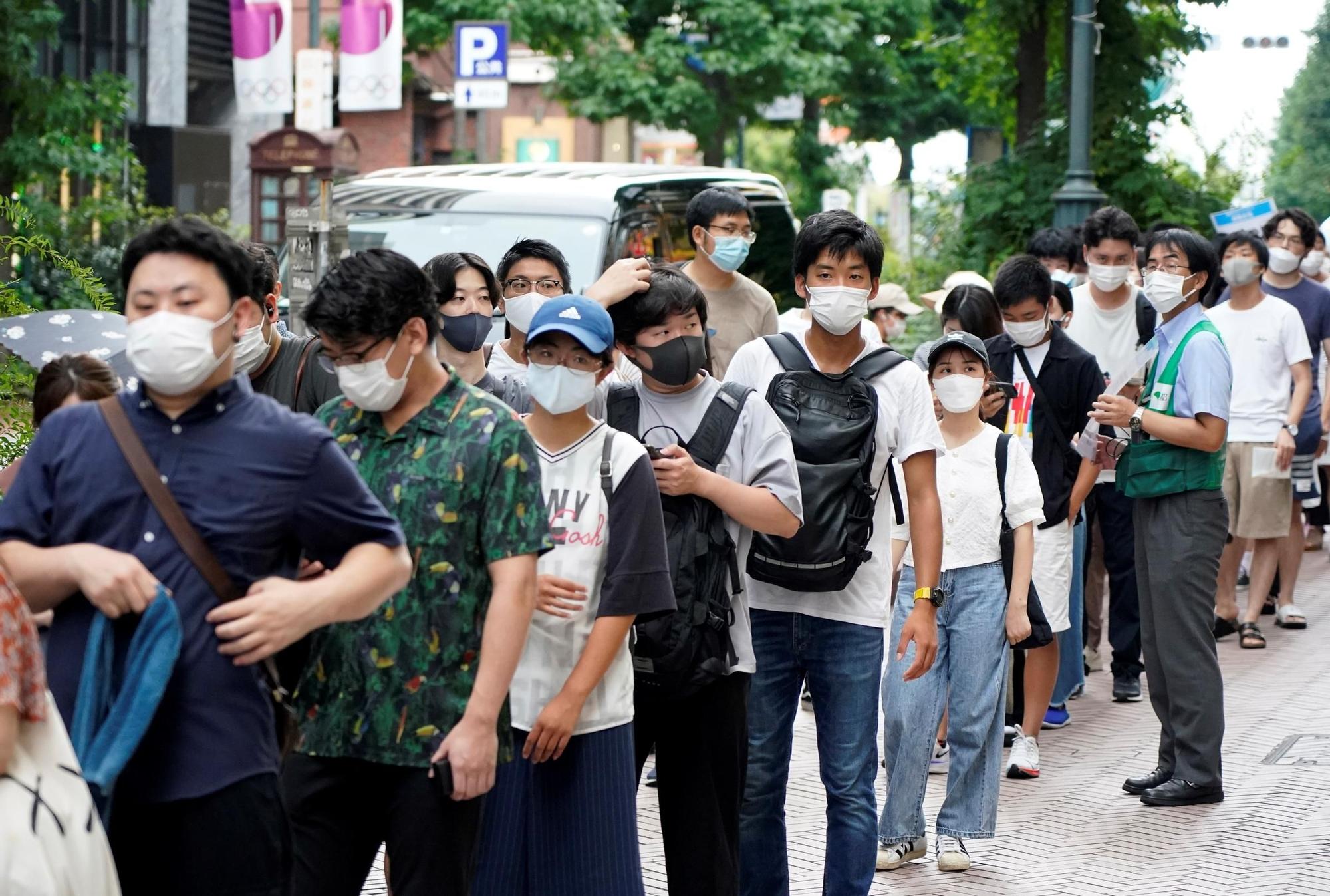 Jóvenes hacen cola para vacunarse en Shibuya (Tokio)