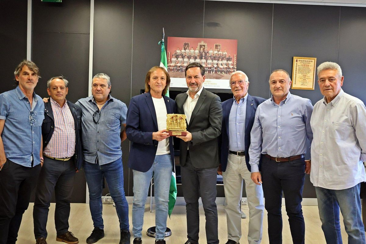 Monterrubio recibe un obsequio de manos de Perico Campos en la sede del estadio.