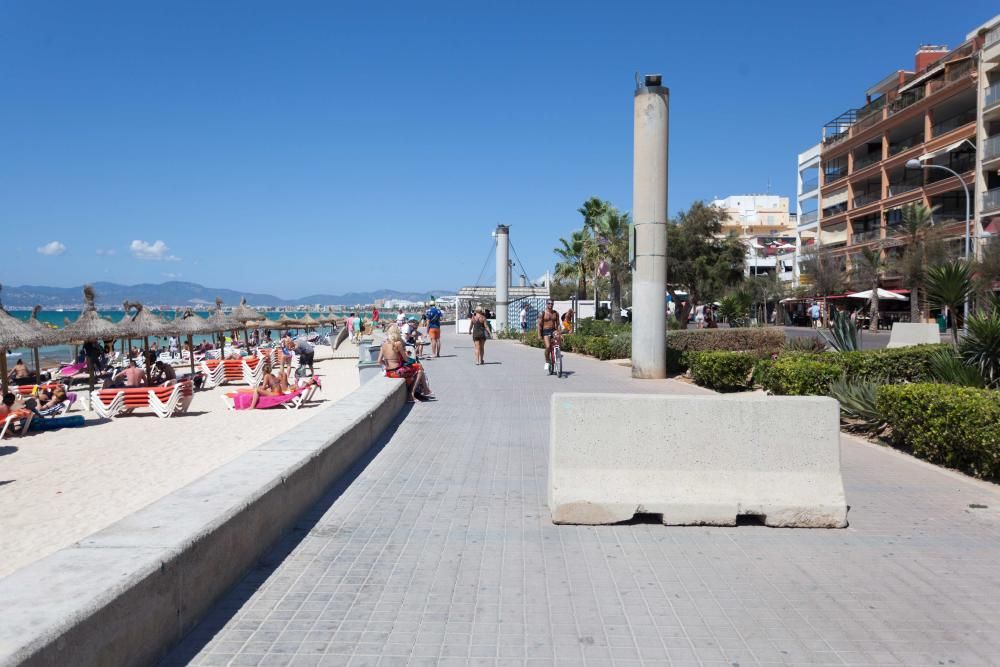 Colocación de barreras en la Platja de Palma